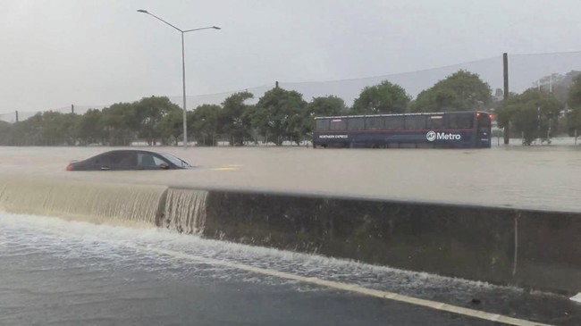 Korban Tewas Banjir Bandang Selandia Baru Bertambah Jadi 4 Orang Korban tewas akibat banjir di Auckland, Selandia Baru dilaporkan bertambah menjadi empat orang pada Minggu (29/1).