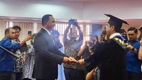 <p>Melalui Instagramnya, Bella menampilkan sederet potret pengukuhan gelar doktor sang suami lewat ujian promosi yang diadakan di Universitas Hasanudin, Makassar. (Foto: Instagram@bellasaphiraofficial)</p>