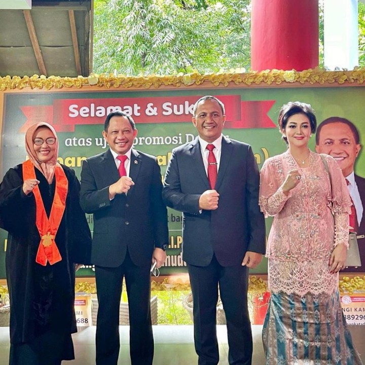 <p>Selain itu, Bella pun membagikan beberapa momen bersama dengan penguji dan tamu undangan ujian promosi pengukuhan tersebut. (Foto: Instagram@bellasaphiraofficial)</p>