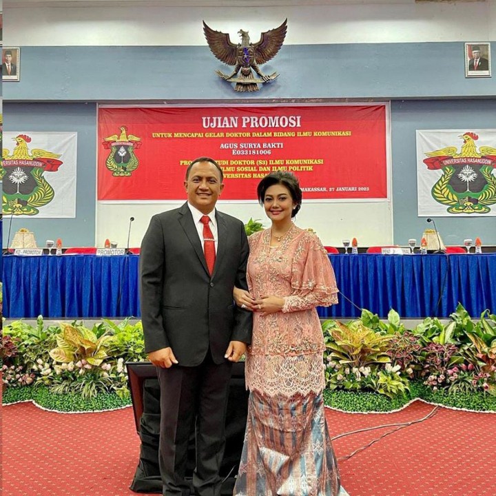 <p>Bella yang tampil memesona mengenakan kebaya berwarna pink dan dipadukan dengan bawahan kain ini tampak setia mendampingi sang suami tercinta melewati serangkaian proses pengukuhan. (Foto: Instagram@bellasaphiraofficial)</p>