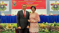 <p>Bella yang tampil memesona mengenakan kebaya berwarna pink dan dipadukan dengan bawahan kain ini tampak setia mendampingi sang suami tercinta melewati serangkaian proses pengukuhan. (Foto: Instagram@bellasaphiraofficial)</p>