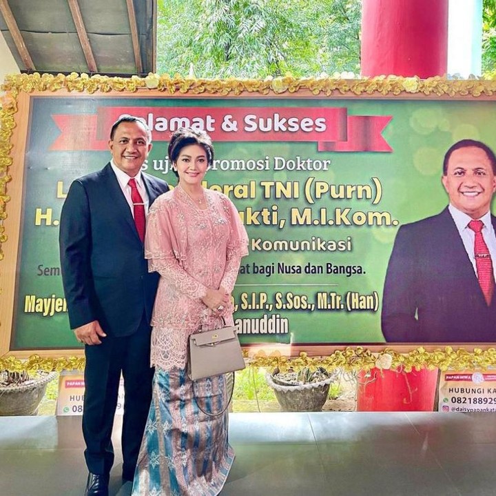 <p>Pada Jumat (27/1/2023), Bella Saphira mendampingi pengukuhan sang suami, Letnan Jenderal (purn) Agus Surya Bakti, meraih gelar doktor. Momen ini pun dibagikan langsung oleh Bella di Instagram pribadinya, Bunda. (Foto: Instagram@bellasaphiraofficial)</p>