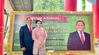 <p>Pada Jumat (27/1/2023), Bella Saphira mendampingi pengukuhan sang suami, Letnan Jenderal (purn) Agus Surya Bakti, meraih gelar doktor. Momen ini pun dibagikan langsung oleh Bella di Instagram pribadinya, Bunda. (Foto: Instagram@bellasaphiraofficial)</p>