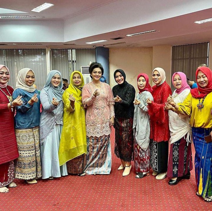 <p>Tak hanya itu saja, Bella pun tak melewatkan momen bersama para wanita-wanita cantik lainnya, nih, Bunda. (Foto: Instagram@bellasaphiraofficial)</p>