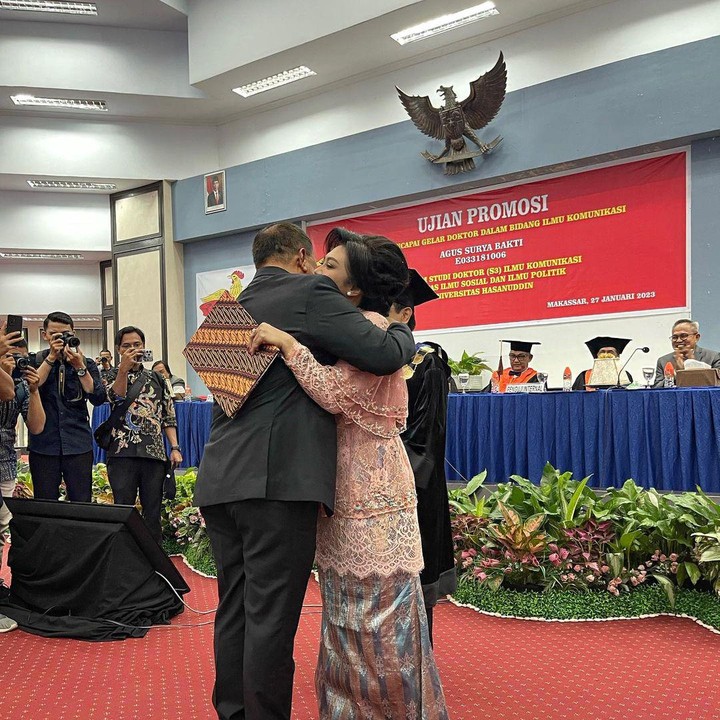 <p>Saat sang suami berhasil menerima gelar doktor, Bella pun tak bisa menahan rasa bangganya hingga memeluk erat suami tercintanya, Bunda. (Foto: Instagram@bellasaphiraofficial)</p>