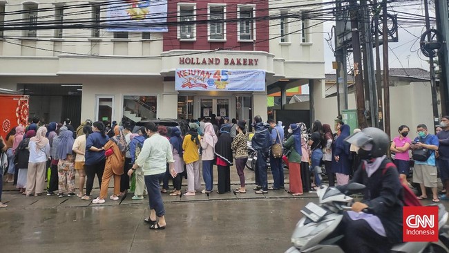 Gara-gara promo 45 persen, antrean mengular di beberapa outlet Holland Bakery. Antrean bahkan menyebabkan macet di sejumlah tempat.