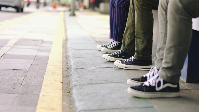Awas, 4 Kebiasaan Ini Bisa Bikin Sneakers Kamu Cepat Rusak