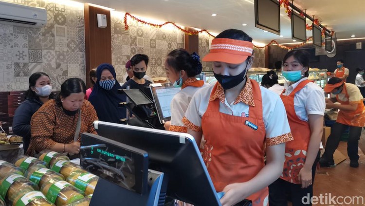 Holland Bakery Diserbu Pembeli Saat Diskon 45% Holland Bakery Diserbu Pembeli Saat Diskon 45%