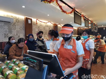 Toko Roti Diskon 45 Persen, Pembeli Rela Antre Meski Hujan hingga Bikin Macet