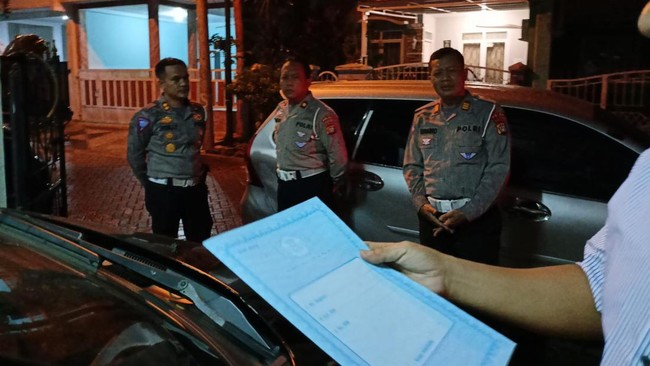 Orang tua dari HAS, mahasiswa UI yang dijadikan tersangka meskipun tewas ditabrak pensiunan Polri berpangkat AKBP berupaya mencari keadilan penegakan hukum.