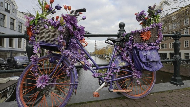 Amsterdam membuka kompleks parkir sepeda terbesar di bawah laut yang pertama.