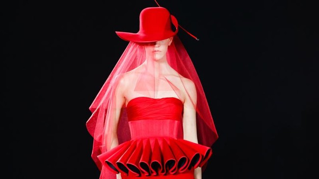 Lima Couturier Muda yang Diundang ke Kalender Resmi Paris Couture Week Untuk kalender musim panas 2023, FHCM mengundang sebelas rumah mode untuk menunjukkan koleksi couture mereka sebagai anggota tamu.