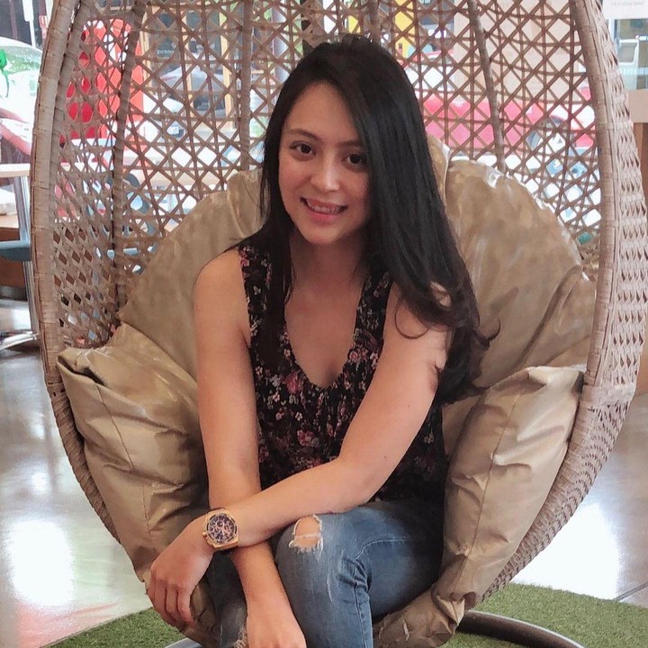 <p>Jill Carissa adalah seorang aktris sekaligus model berkebangsaan Indonesia yang memulai kariernya sejak 1998. Salah satu sinetronnya yang paling dikenal adalah serial kolosal Angling Dharma di tahun 2000-an. Ia berperan sebagai Dewi Sekarwangi, istri Prabu Angling Darma. (Foto: Instagram@carissajill)</p>