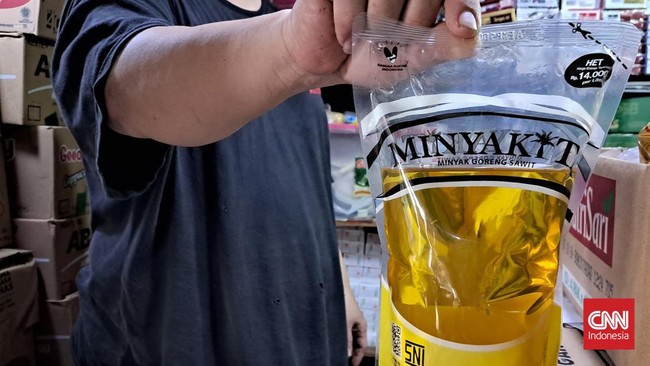 Sejumlah pedagang di DKI Jakarta tak bisa menjual Minyakita dengan harga Rp14 ribu, tapi Rp16 ribu per liter karena modal belinya sudah tembus Rp14.800.