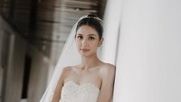 <p>Menariknya, pada pernikahannya, Mikha Tambayong mengenakan gaun yang pernah dipakai sang ibunda ketika menikah dahulu. "Married my best friend in my Mother’s dress. What a dream," ujar Mikha dikutip dari Instagramnya. (Foto: Instagram @thebridestory @miktambayong @devamahenra)</p>