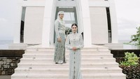 <p>Selain mengenakan busana pengantin modern, Mikha Tambayong dan Deva Mahenra juga tampil dalam balutan busana pengantin Sulawesi. (Foto: Instagram @thebridestory @miktambayong @devamahenra)</p>