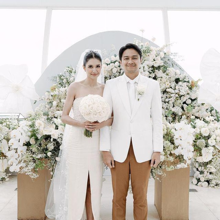 <p>Mikha Tambayong resmi dipersunting sang kekasih, Deva Mahenra, di Bali, pada Sabtu (28/01/2023). Kabar bahagia ini dibagikan keduanya di Instagram masing-masing. (Foto: Instagram @thebridestory @miktambayong @devamahenra)</p>
