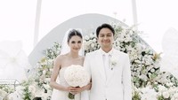 <p>Mikha Tambayong resmi dipersunting sang kekasih, Deva Mahenra, di Bali, pada Sabtu (28/01/2023). Kabar bahagia ini dibagikan keduanya di Instagram masing-masing. (Foto: Instagram @thebridestory @miktambayong @devamahenra)</p>