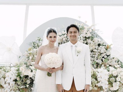 7 Potret Pernikahan Mikha Tambayong & Deva Mahenra di Bali, Pakai Gaun Pengantin Ibunda