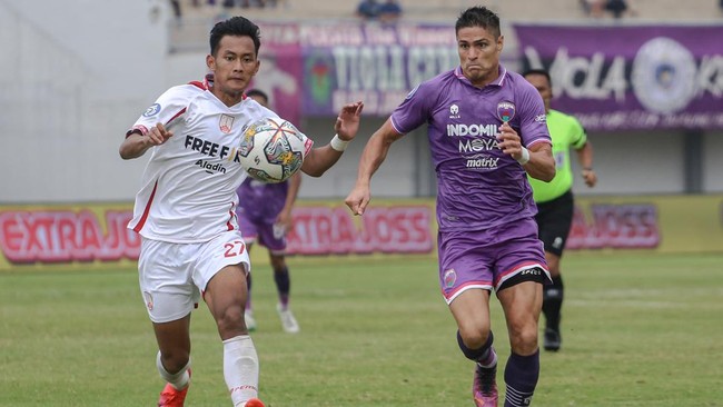 Bus Persis Dilempar Batu Suporter Persita Usai Laga Bus tim Persis Solo dilempari batu sejumlah suporter Persita Tangerang usai laga pekan ke-21 Liga 1 di Indomilk Arena, Tangerang, Sabtu (28/1).