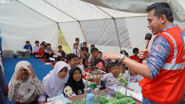 Cara PLN Pulihkan Mental Pelajar Terdampak Gempa Cianjur Kegiatan yang didukung PLN Peduli dan Yayasan Baitul Mal PLN ini, merupakan suatu bentuk kepedulian dan aksi nyata untuk memulihkan kondisi mental anak.