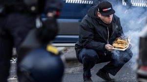 FOTO: Dijaga Polisi, Politikus Rasmus Paludan Kembali Bakar Al-Qur'an