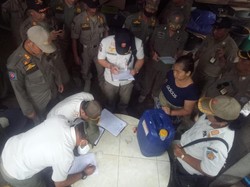 Satpol PP Kembali Sita Ratusan Liter Arak Gula di Karangasem
