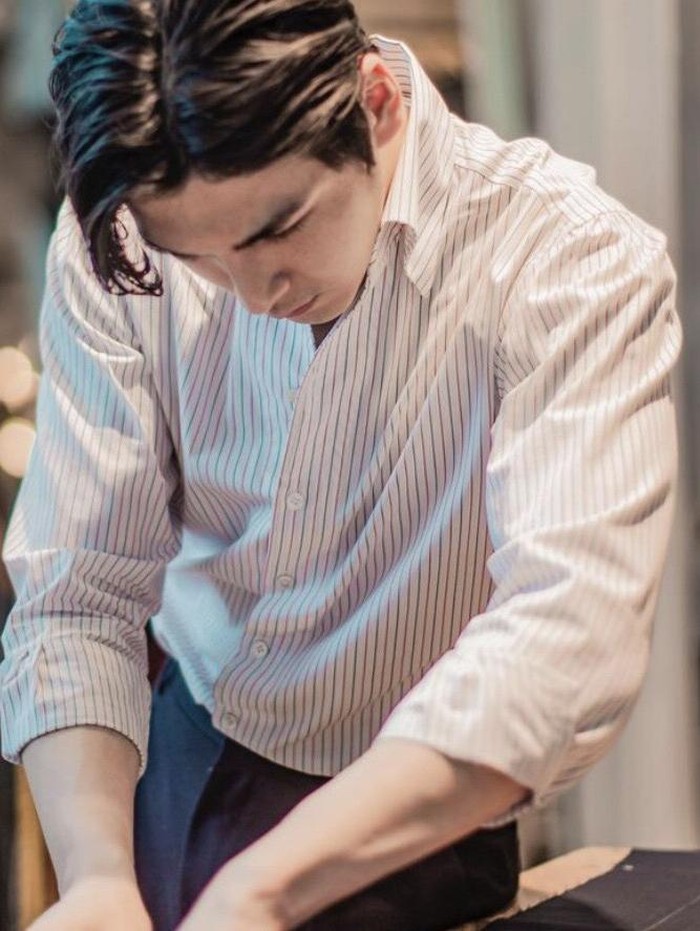 Tidak hanya menjadi model, pria kelahiran 31 Juli 1996 ini ternyata juga bekerja sebagai seorang tailor, sejak usia 23 tahun./ foto: instagram.com/asser__kim