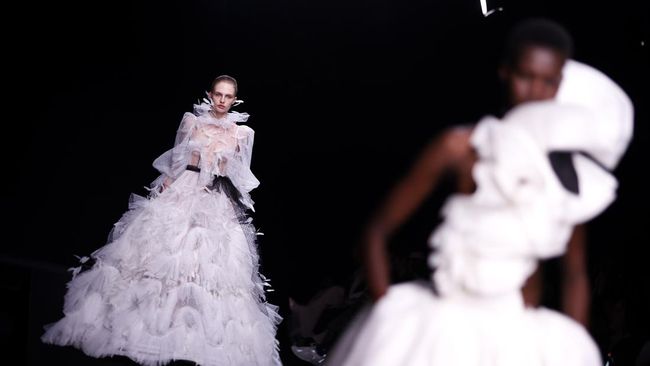 Pierpaolo Piccioli kembali menciptakan koleksi Valentino haute couture untuk musim panas 2023.