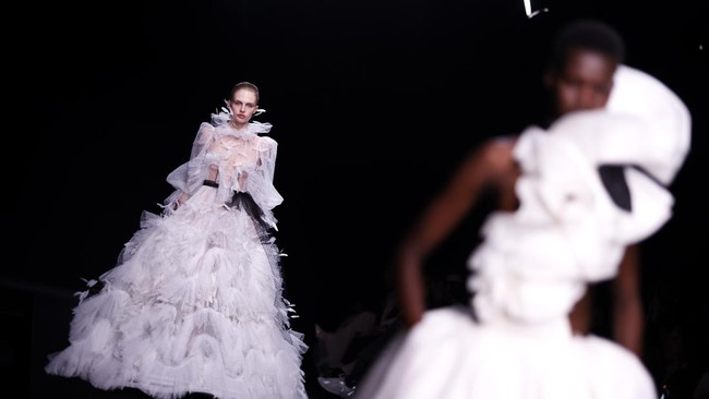 Valentino dan Paradoks Couture Karya Pierpaolo Piccioli Pierpaolo Piccioli kembali menciptakan koleksi Valentino haute couture untuk musim panas 2023.