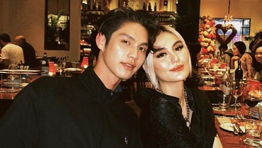 img-title Bright Vachirawit Pamer Foto bareng Agnez Mo Usai Fan Meeting di Indonesia