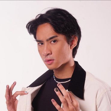 Devano Unggah Foto tanpa Celana Saat di Dalam Toilet