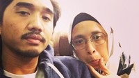 <p>Vokalis Sheila on 7, Akhdiyat Duta Modjo atau akrab disapa Duta, sudah hampir 20 tahun menikah dengan Adelia Lontoh. Pasangan yang telah dikaruniai dua anak ini hidup harmonis, sederhana, dan jauh dari gosip miring. (Foto: Instagram @pakduta)</p>