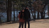 <p>Duta dan Adelia diketahui menetap di Yogyakarta. Keduanya hidup sederhana, jauh dari gemerlap dunia hiburan. "Dalam kedinginan itu, ada aja kehangatan ama kamuh," tulis Duta sebagai keterangan foto unggahannya. (Foto: Instagram @pakduta)</p>