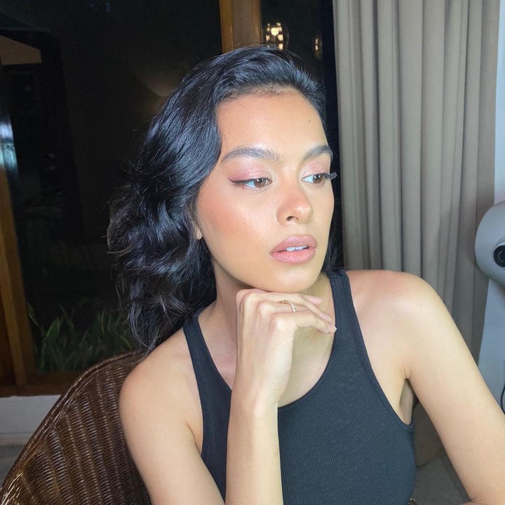 <p>Dahulu, Eva ternyata sempat ingin memiliki kulit putih dan rambut lurus karena dianggap standar kecantikan. Ia bahkan menggunakan beberapa cara untuk mewujudkan apa yang dipikirnya cantik pada waktu dulu. (Foto: Instagram @evacelia)</p>