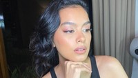 <p>Dahulu, Eva ternyata sempat ingin memiliki kulit putih dan rambut lurus karena dianggap standar kecantikan. Ia bahkan menggunakan beberapa cara untuk mewujudkan apa yang dipikirnya cantik pada waktu dulu. (Foto: Instagram @evacelia)</p>