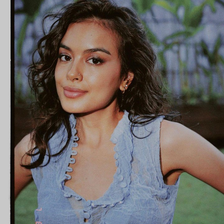 <p>Eva juga begitu percaya diri dengan kulit eksotis yang dimilikinya. Ia bahkan kerap bereksperimen dengan berbagai model dan warna pakaian yang bisa menonjolkan kulit eksotisnya ini, Bunda. (Foto: Instagram @evacelia)</p>