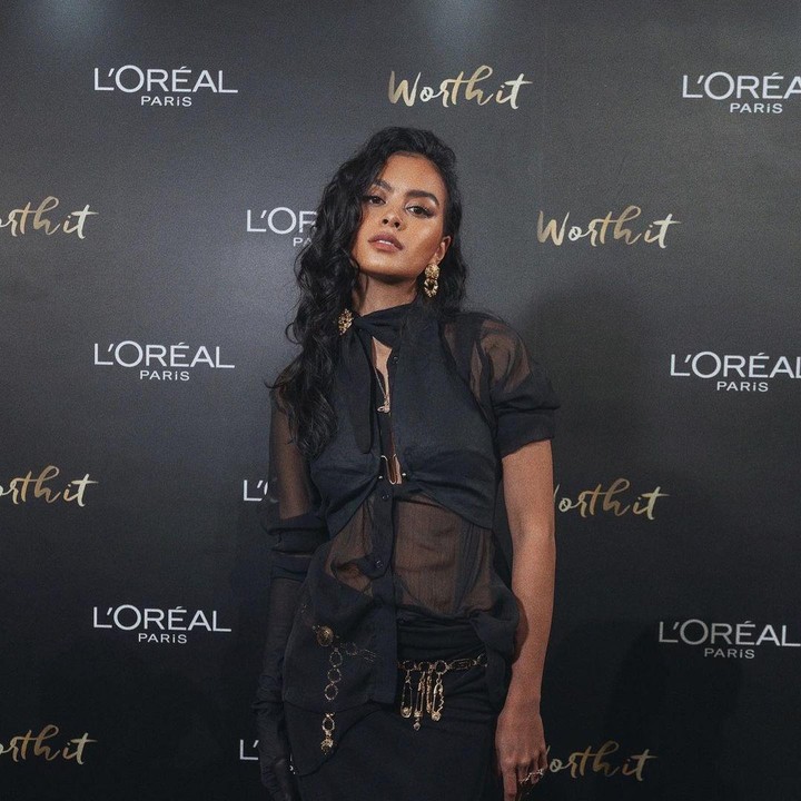 <p>Pengakuan Eva yang ingin sempat mengubah warna kulitnya diungkapkannya melalui akun Instagram pribadinya. "Dulu di masa kecilku, aku selalu melihat cantik sebagai memiliki kulit putih dan rambut lurus. Masuk deh aku ke era nyatok setiap hari dan pakai masker2 <em>whitening</em>," tulis Eva sebagai keterangan fotonya. (Foto: Instagram @evacelia)</p>
