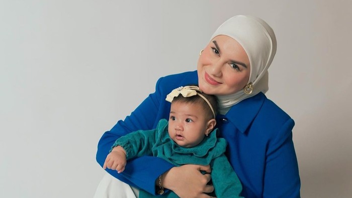 Gaya seleb Indonesia pakai outfit warna biru