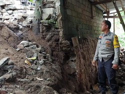 Hujan Semalaman, Gudang Kayu di Lombok Barat Jebol Akibat Longsor
