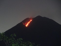 Gunung Semeru Muntahkan Lava Pijar!