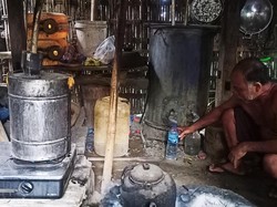 Hari Arak Bali, Perjuangan Perajin Arak yang Menyadap Nira hingga Jadi Arak