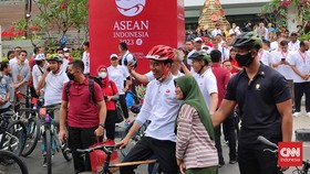 Emak-emak Heboh Ingin Selfie Bareng Jokowi, Bawa Poster 'Foto, Pak'