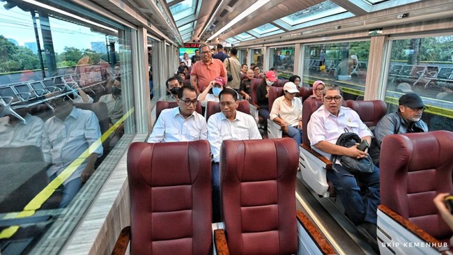 Menteri Perhubungan Budi Karya Sumadi mengatakan, dengan kehadiran Kereta Panoramic, warga Indonesia tak perlu bepergian jauh keluar negeri.