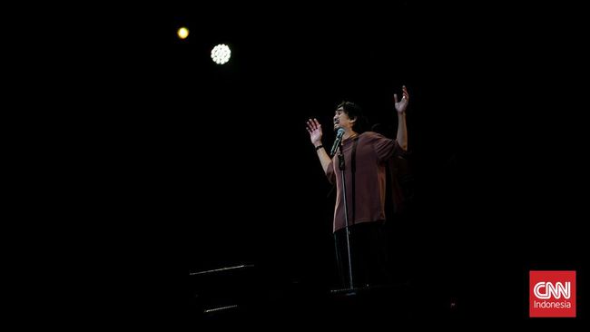 Duta, vokalis Sheila on 7, berkelakar soal The 1975 saat manggung di We The Fest 2023 hari terakhir.