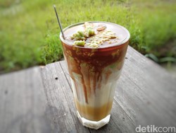 Anti Mainstream, Ada Es Kopi Susu Campur Tape di Cirebon
