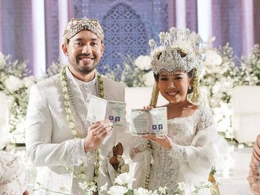 img-title 8 Momen Pernikahan Kiky Saputri & Muhammad Khairi Dihadiri Artis hingga Pejabat