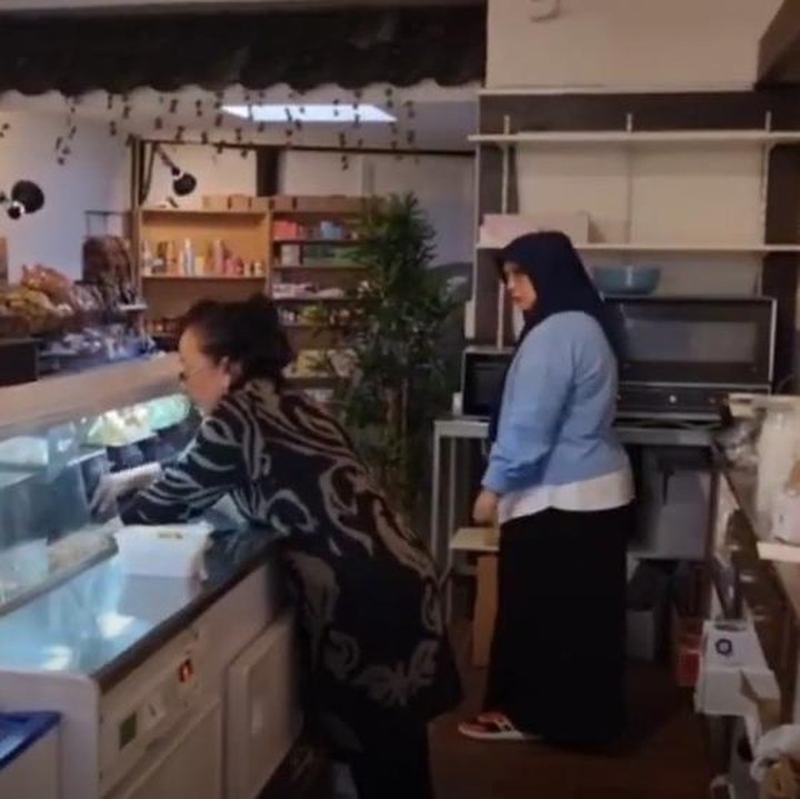 <p>Dinding rumah makan Padang miliki Fenny ini juga banyak dipasang hiasan dinding. Hampir di setiap sudut, hiasan dinding ini terpasang.<em> "Maa syaa Allah sampai ga brsa berdiri 5 jam sampai lpa mnm dan makan lmyan jd diet hehe walaupun kdg diketawain sm bule2 yg mrk minta apa aku ga ngerti jwbnya hehehe lucu pengalaman hidupku ini maa syaa Allah Tabarakallah,"</em> cerita Fenny sebagai keterangan video unggahannya. (Foto: Instagram @fenny.bauty)</p>