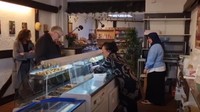 <p>Tak tanggung-tanggung, Fenny membuka sebuah restoran di 'Negeri Kincir Angin', Belanda. Restoran ini laku keras di awal pembukaan, lho. (Foto: Instagram @fenny.bauty)</p>