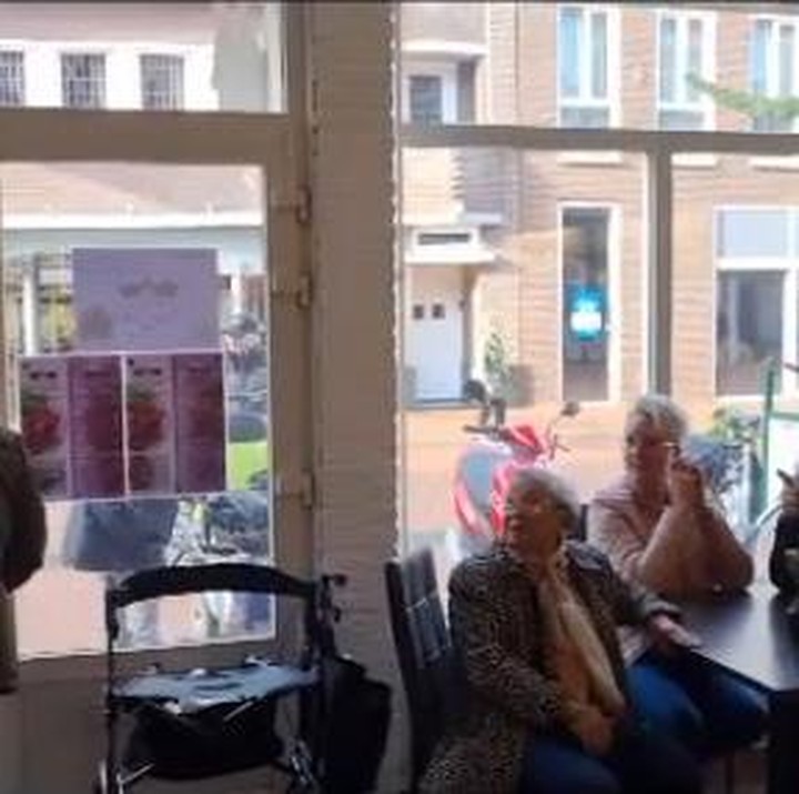 <p>Suasana rumah makan milik Fenny Bauty ini terlihat luas dengan jendela-jendela terbuka yang bisa melihat jalanan kota Brunssum Limburg. (Foto: Instagram @fenny.bauty)</p>